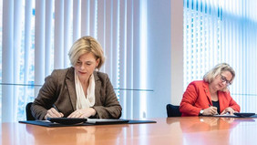 Die damaligen Bundesministerinnen Julia Klöckner und Svenja Schulze unterzeichnen die Bund-Länder-Zielvereinbarung zum Klimaschutz durch Moorbodenschutz. Bild: BMEL/Photothek